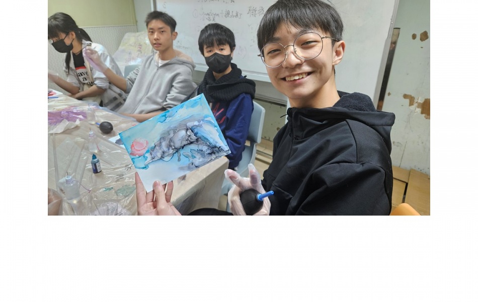 「情緒藝遊者計劃」 - 透過酒精墨水畫體驗，藝遊者感受情緒的流動，學習覺察自己的情緒轉變